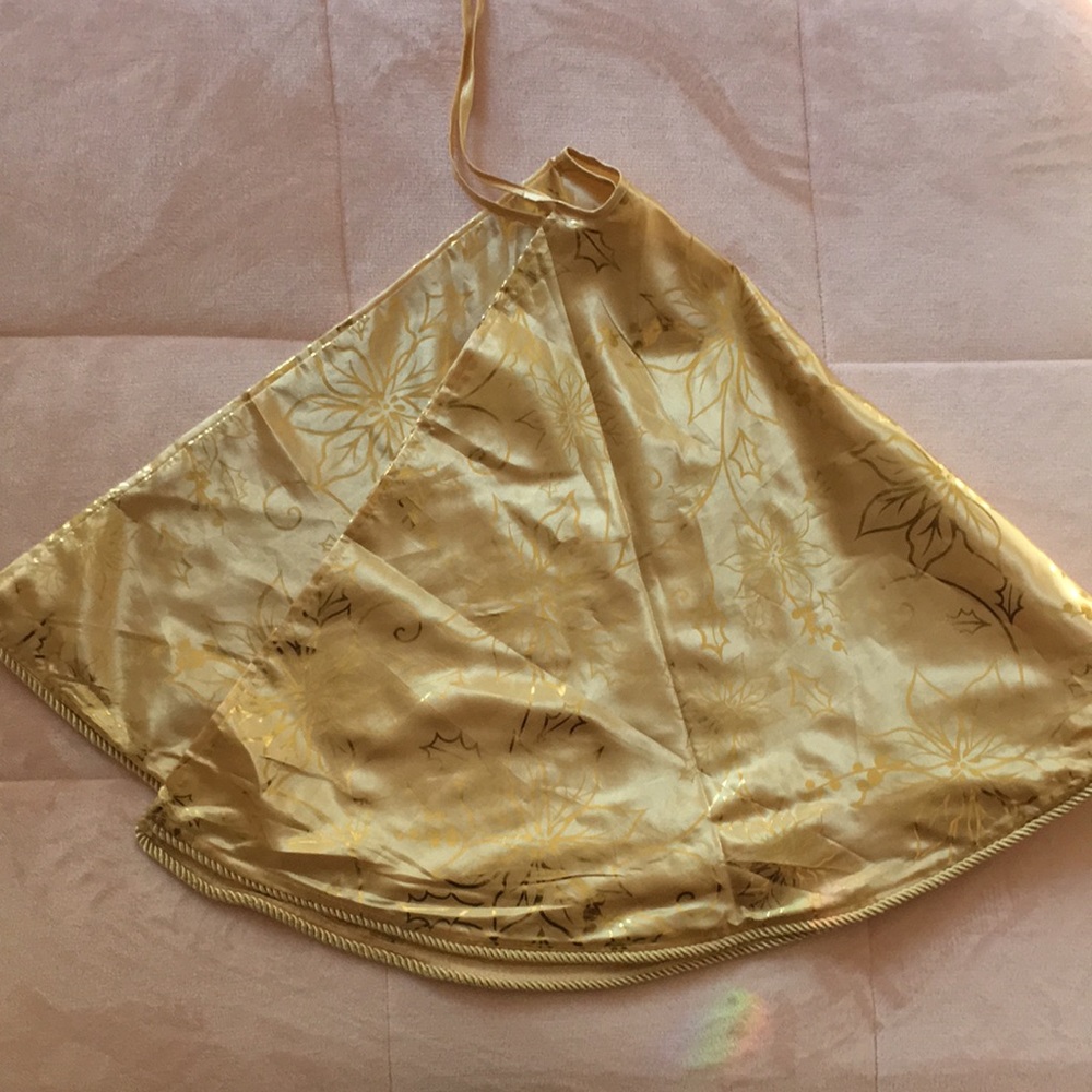 Gold tree skirt